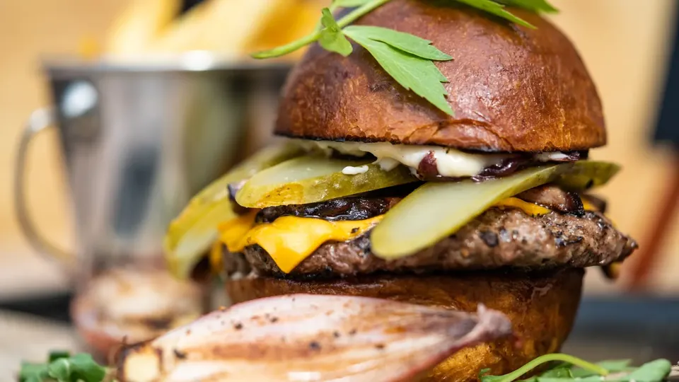 Rindfleischburger mit Käse und Pommes frites