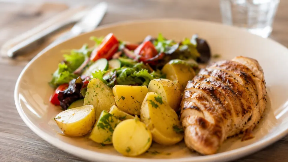 Hähnchenbrust mit Bratkartoffeln und Gemüse