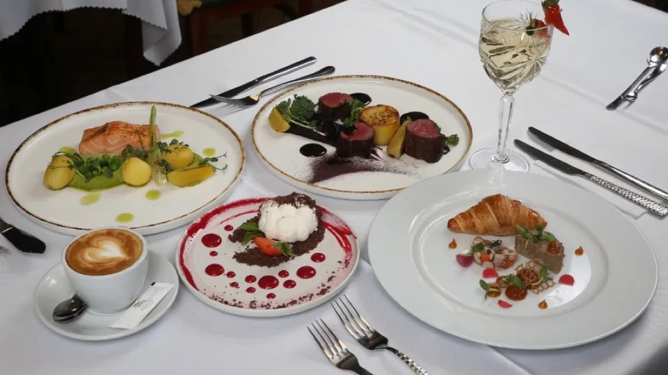 Festlich gedeckter Tisch im Restaurant