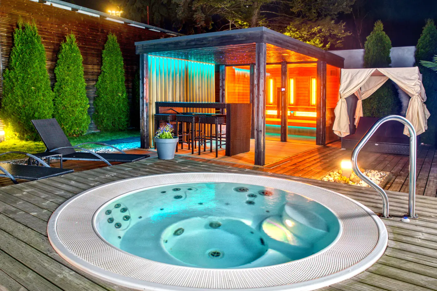 Venkovní vířivka a sauna ve večerním osvětlení