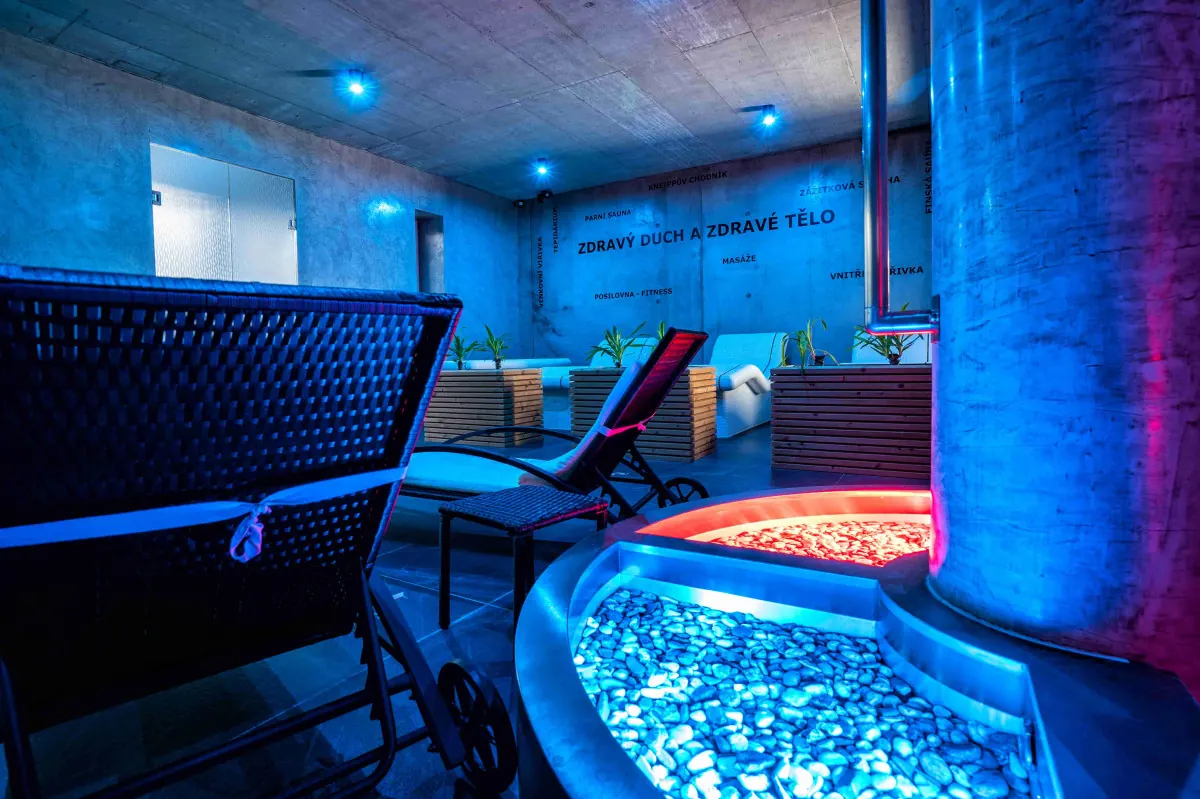 Vnitřní wellness s modrým osvětlením a relaxačními lehátky