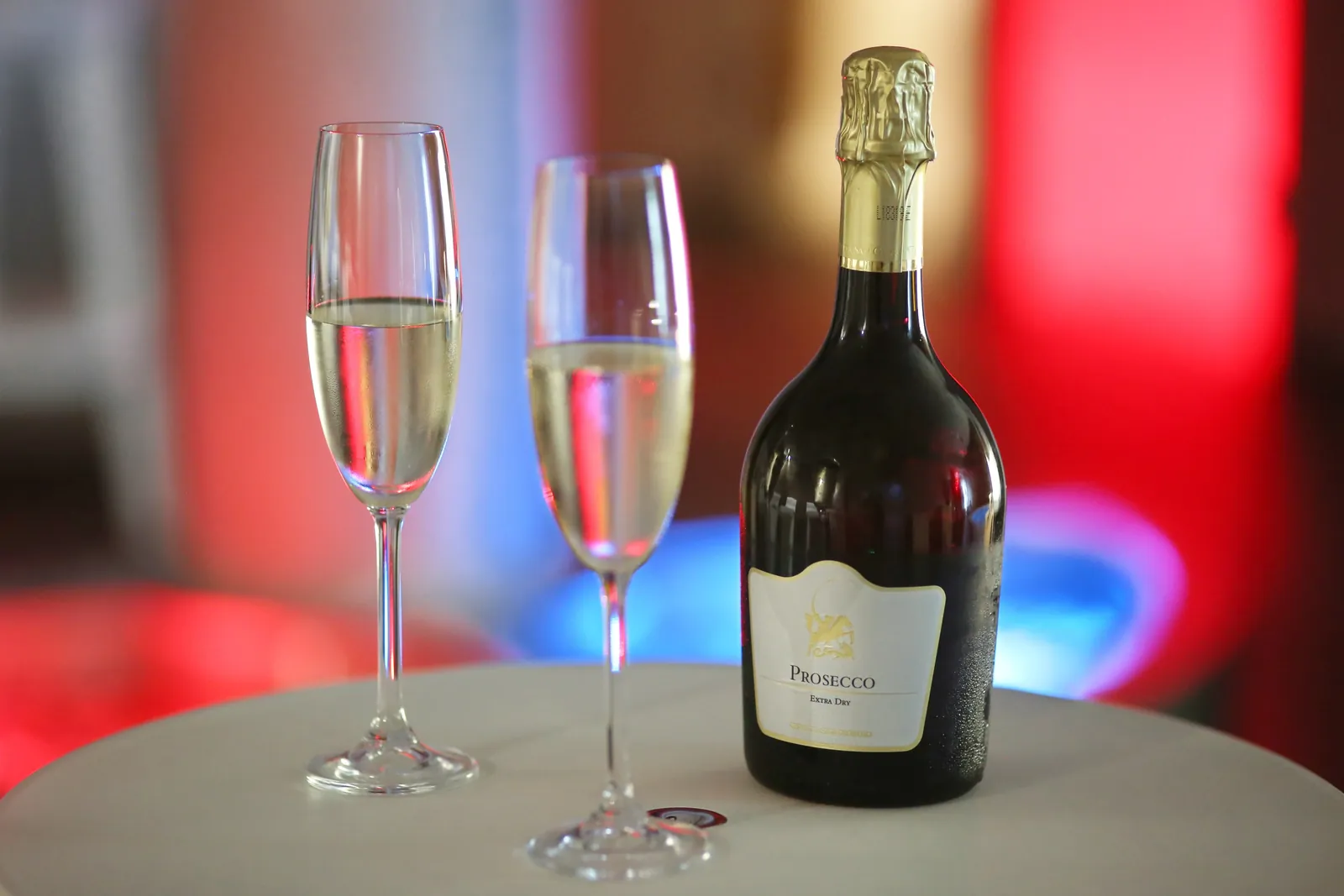 Láhev prosecca a dvě sklenky sektu